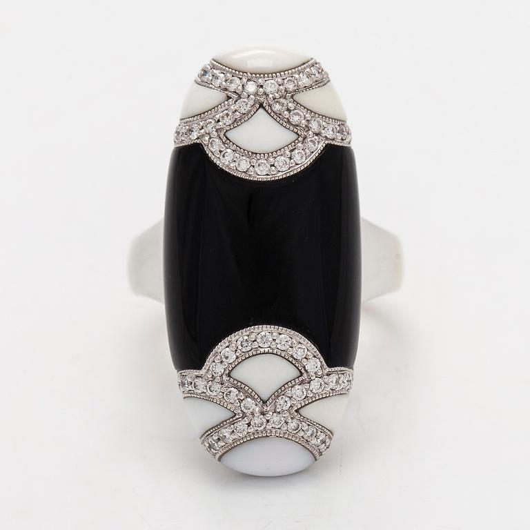 Sormus, musta ja valkoinen onyksi briljanttihiotut timantit.