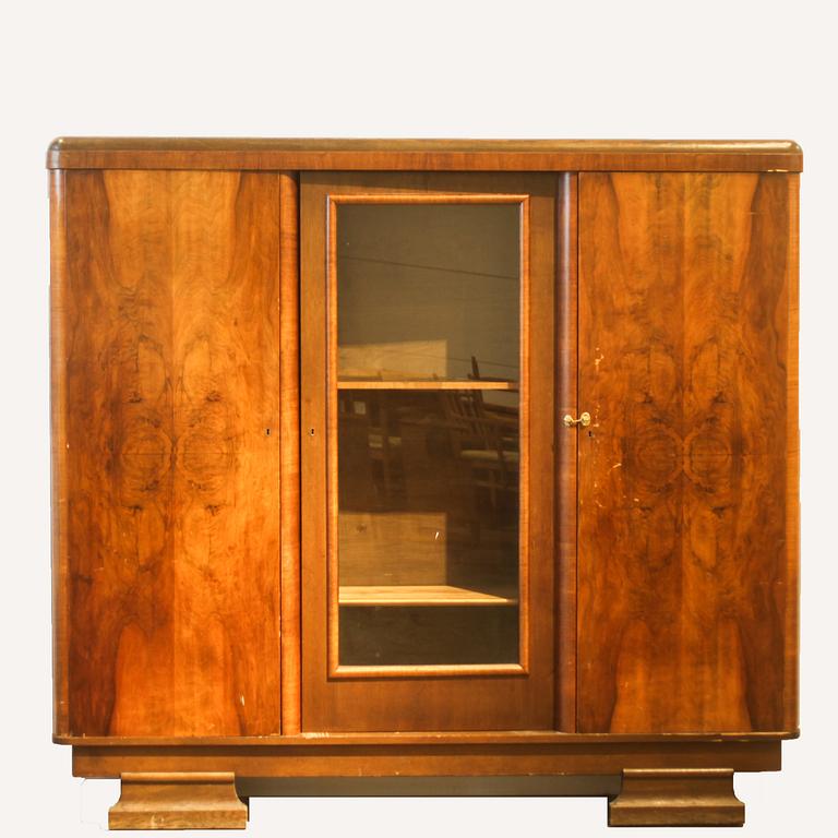 KLÄDSKÅP, 1900-talets första hälft.