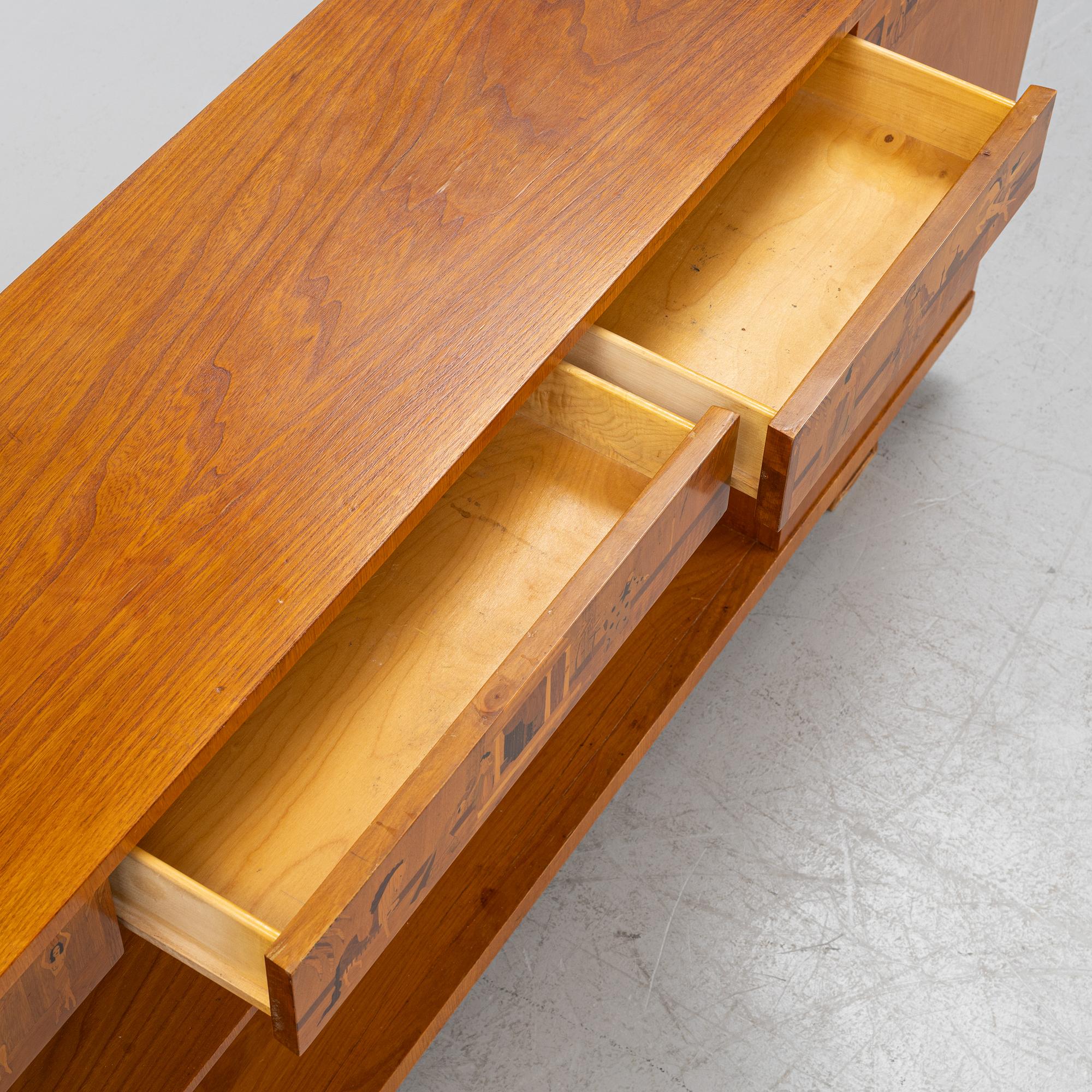 Bokhylla, "Tusen och en natt”, troligen Mjölby Intarsia, 1930-tal.