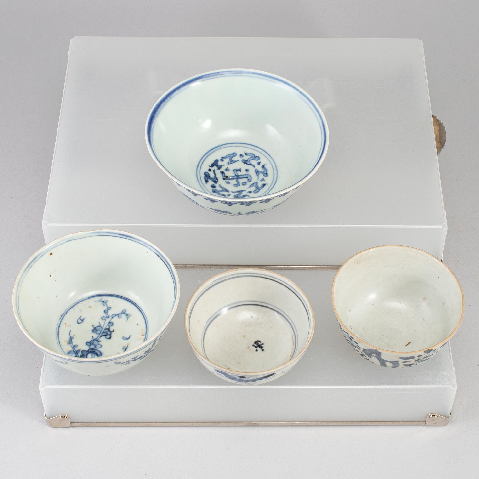 Four blue and white ceramic bowls, Qing dynasty, 19th century.