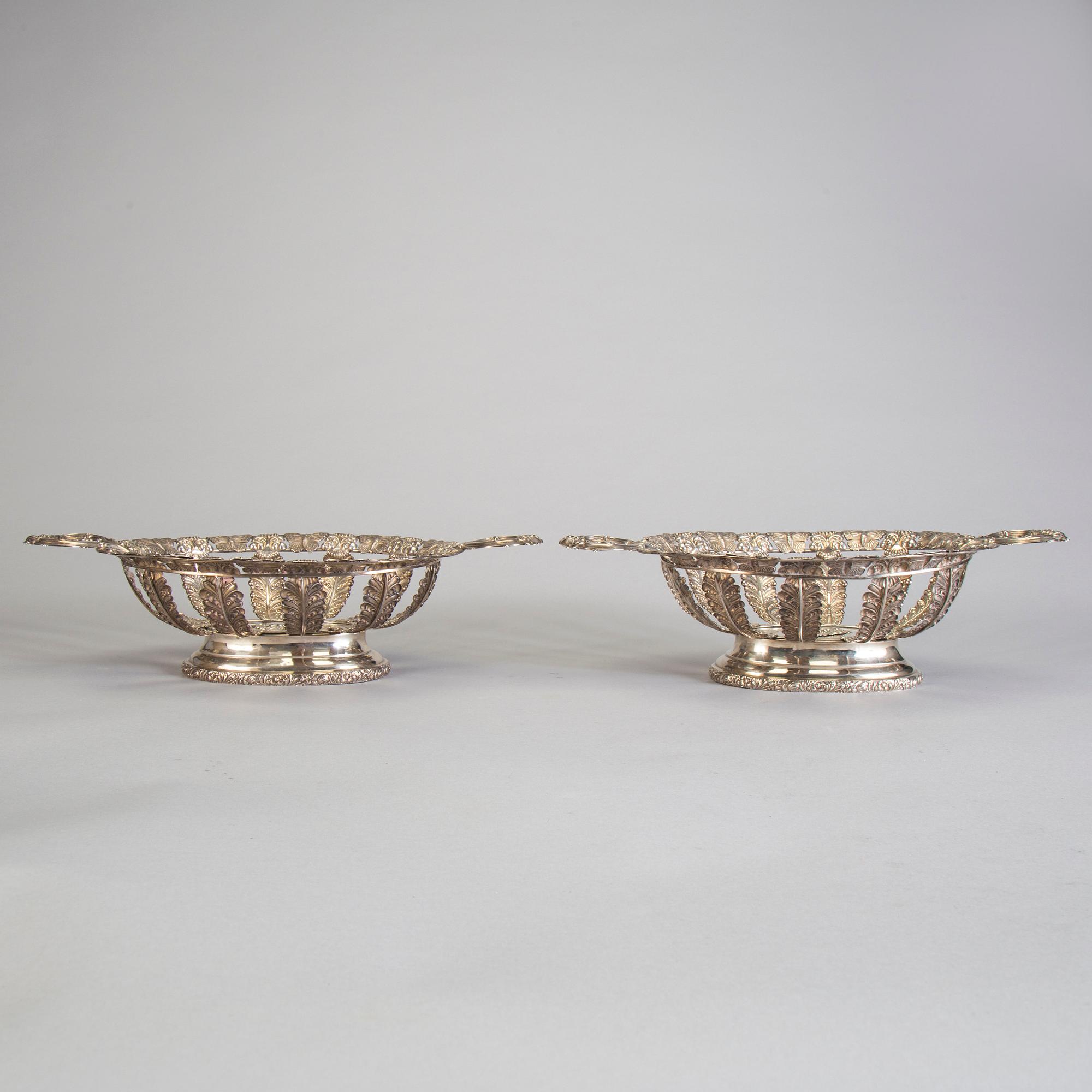 BRÖDKORGAR, ett par, silver, empire, H.G. Vogt, Kristianstad 1825, vikt 838 g.