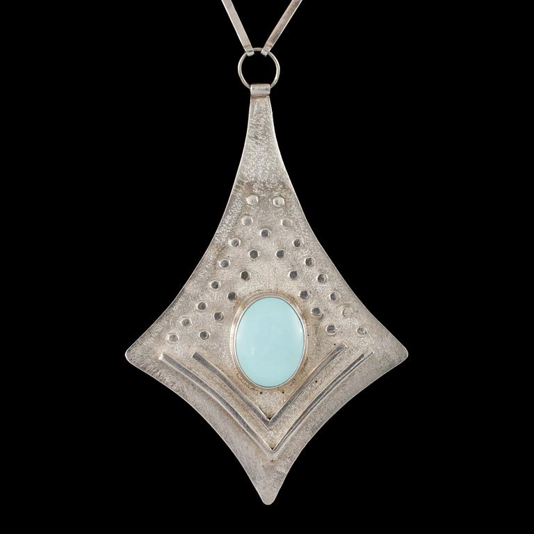 COLLIER, silver samt cabochonslipad turkos, Silverkällan Silversmedjan, Vänersborg, 2001. Vikt 40 g.