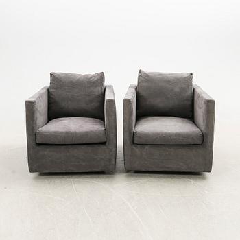 Jens Juul Eilersen fåtöljer ett par Box 2000-tal.