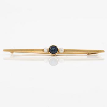 Brooch, brooch pin, CG Hallberg, 18K gold with pearls and sapphire.