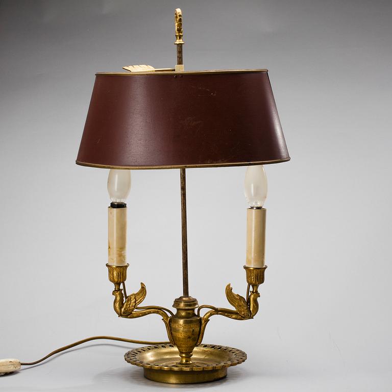 PÖYTÄVALAISIN, empiretyyli, kullattua pronssia ja lakattua peltiä, 1900-luvun alku.