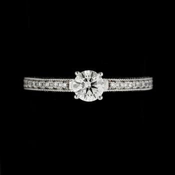 RING, 18k vitguld med briljantslipde diamanter mittsten ca0,50ct, övriga tot ca0,40ct. Vikt 2,7g.
