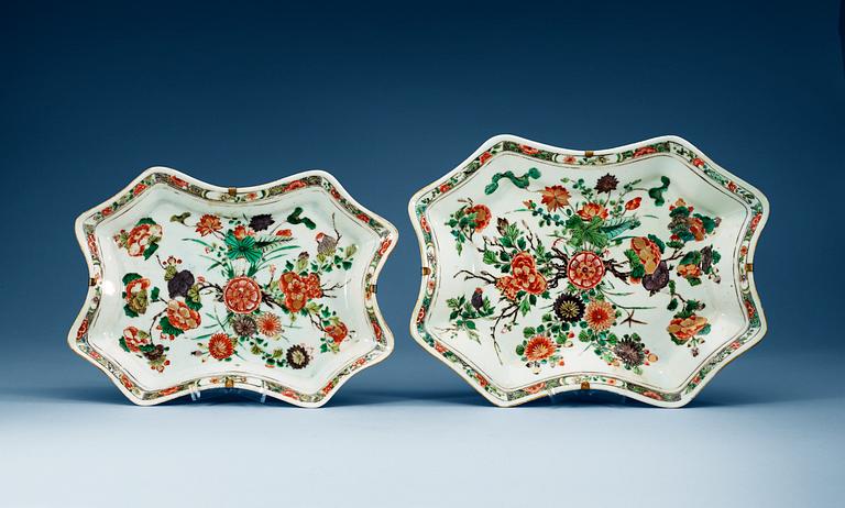 A set of two famille verte dishes, Qing dynasty, Kangxi (1662-1722).