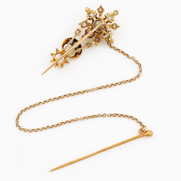 A brooch in gold with old-cut diamonds, in the form of a flower, ca turn of the 20th century.