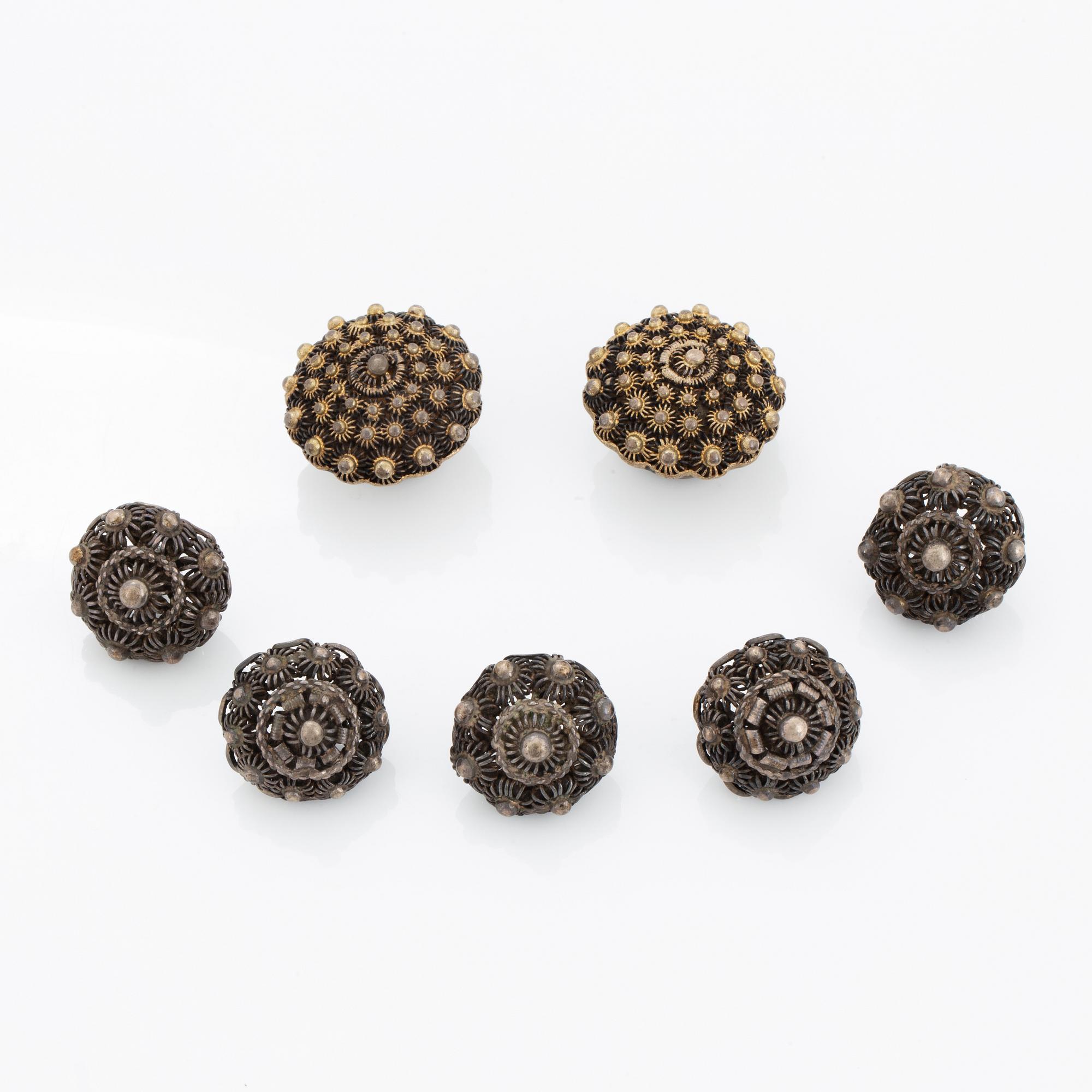 Silverknappar, med filigranarbete.