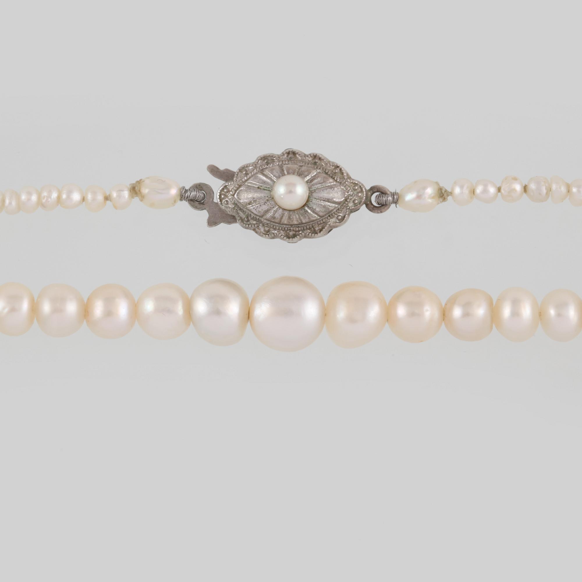 COLLIER, odlade pärlor med lås i silver.