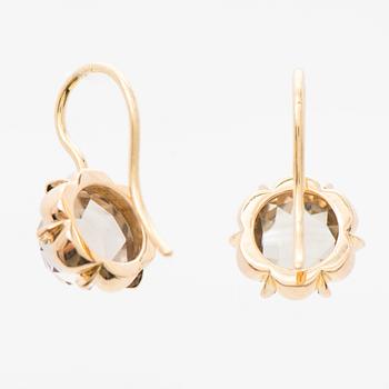 A PAIR OF EARRINGS, facetted quartz, 18K gold. T. Tillander, Helsinki 2013.