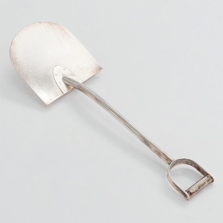 Pekka Piekäinen, spade, sterlingsilver, Åbo 1991-2002.