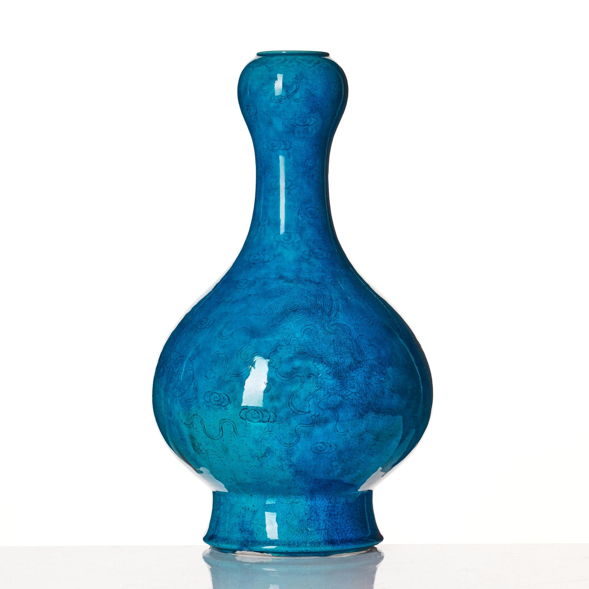 A large turqouise glazed bulb vase, late Qing dynasty.