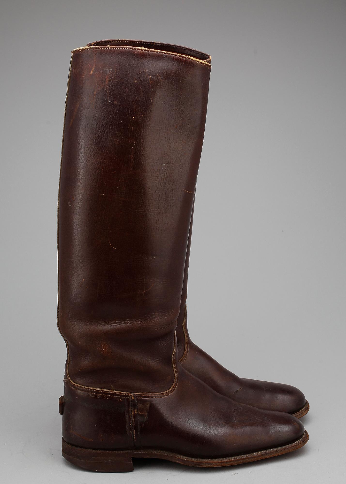 RIDSTÖVLAR OCH VÄSKA, läder.