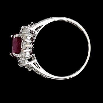 RING, 10K vitguld, rubin ca 3.15 ct, diamanter tot ca 0.70 ct.