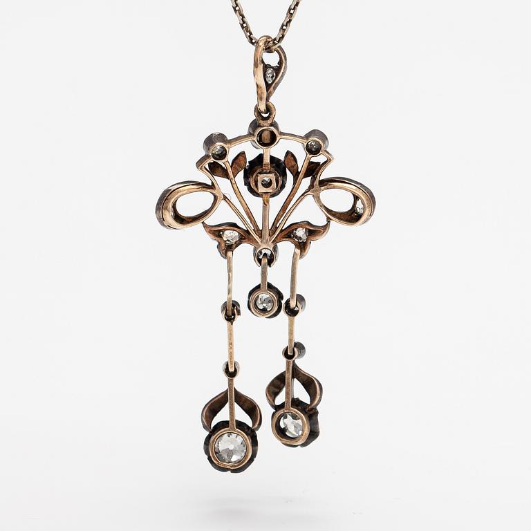 A Belle époque necklace in 13-14K gold, silver and old-cut diamonds ca. 1.50 ct in total. Early 20th century.