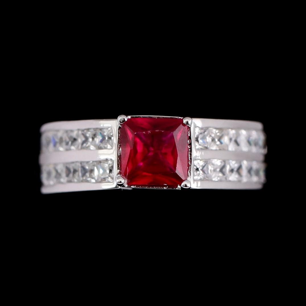 RING, silver, vita safirer och rubin 1.50 ct. Total vikt ca 4 g.