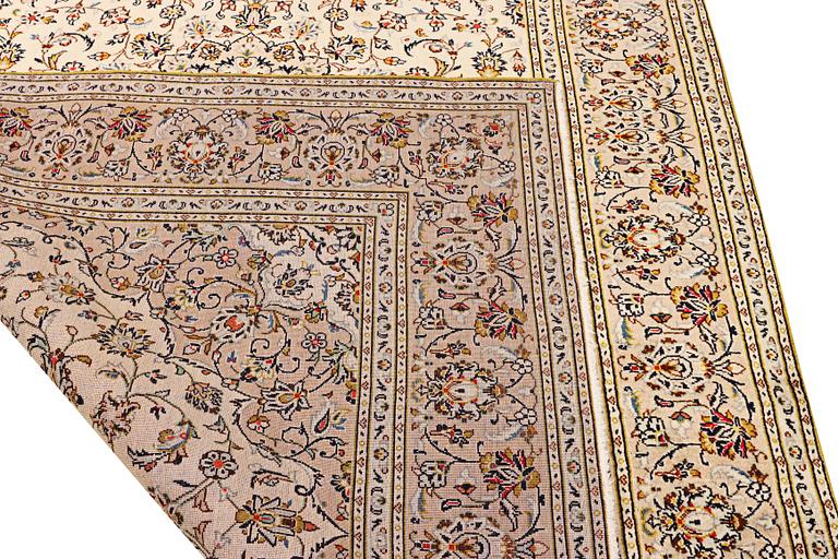 A Kashan carpet, c. 295 x 197 cm .