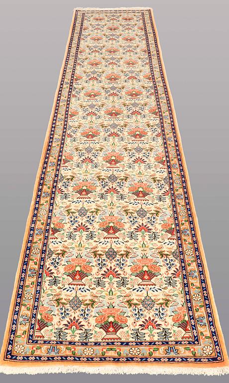 GALLERIMATTA, Figural Ghom part silk, ca 410 x 88 cm.