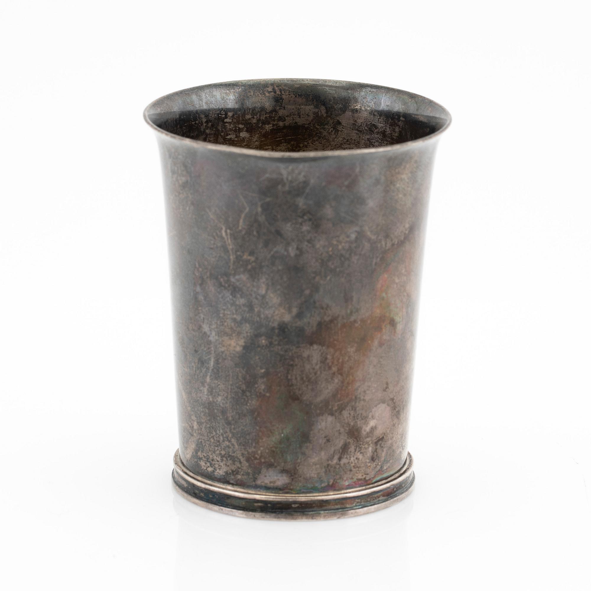 Borgila, bägare, sterlingsilver, 1943, samt kanna, glas och silver, W.N.G.N, London, 1894.