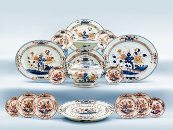 1430. A part imari dinner service, Qing dynasty, 18th Century. (22 pieces).