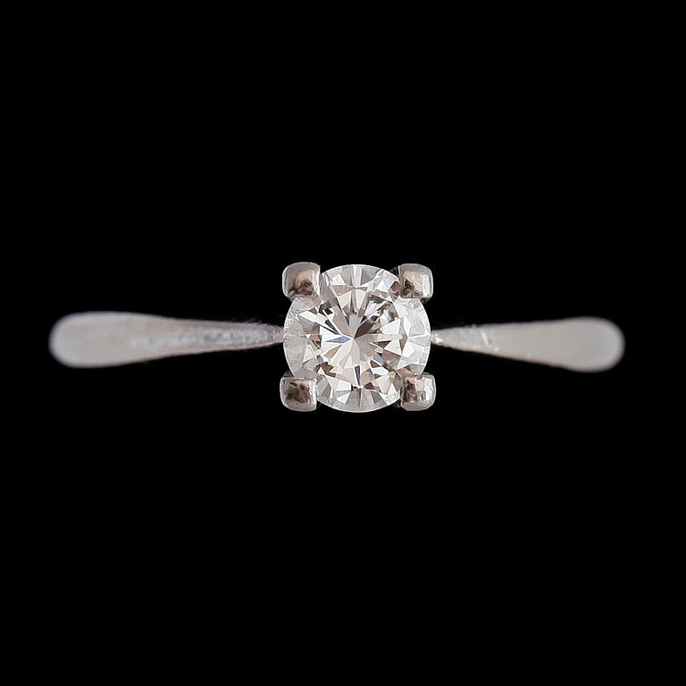 RING, 14K vitguld, briljantslipad diamant ca 0.60 ct. Vikt ca 3,7 g.