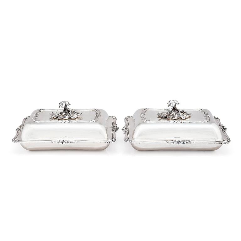 A pair of English 19th century silver dishes and cover, mark of William Ker Reid, London 1848.