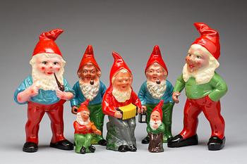 PARTI TOMTAR, 7 st, bemålat/glaserat lergods, 1900-tal