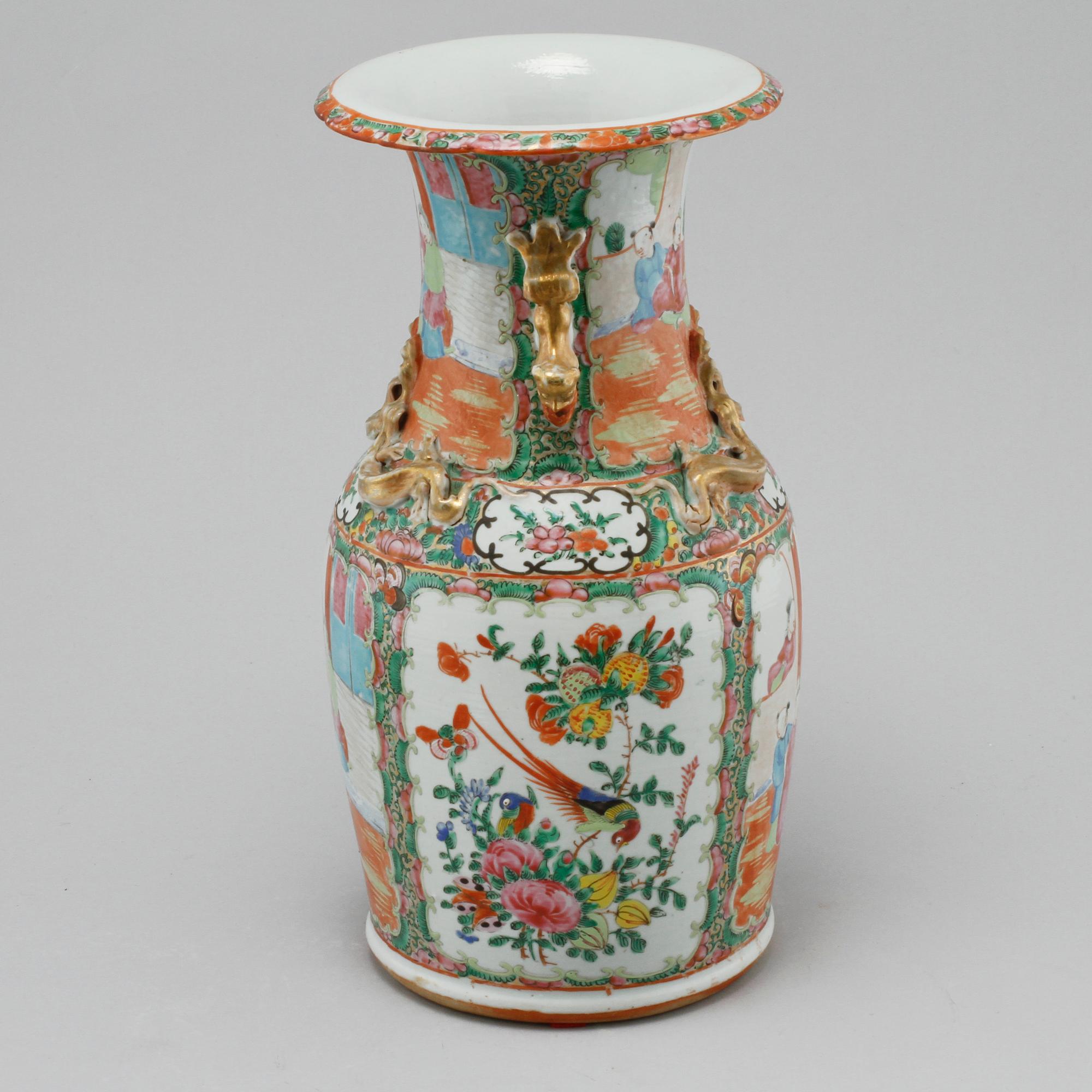 A KANTON VASE, late Qing dynasty (1644-1912).