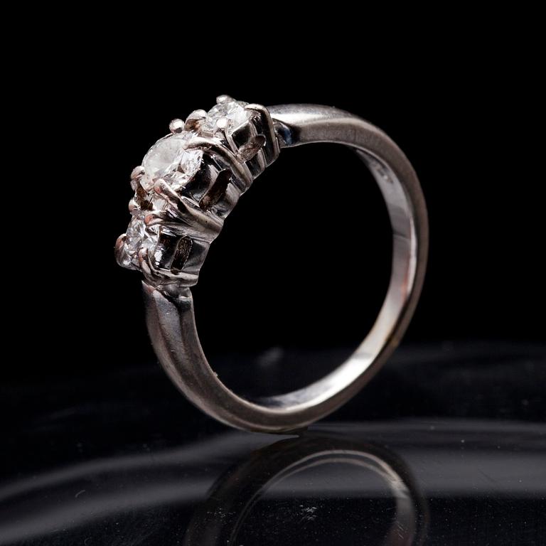 RING, vitguld 14K, 3 briljantslipade diamanter, tot. ca 0,30 ct. Kultaseppä J. Toivola Ingå 1981. Vikt 4,8 g.