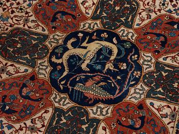 A CARPET, A SEMI-ANTIQUE TABRIZ PETAG, 396,5 x 305,5 cm.