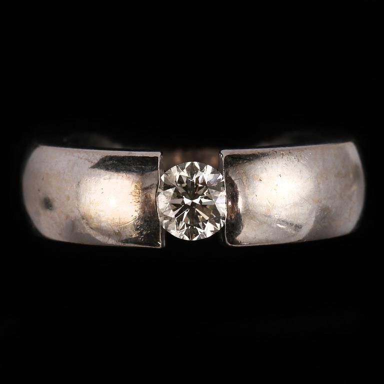 RING, 18k vitguld med briljantslipad diamant, 0.47 ct, 2000-tal. Vikt 13 g.