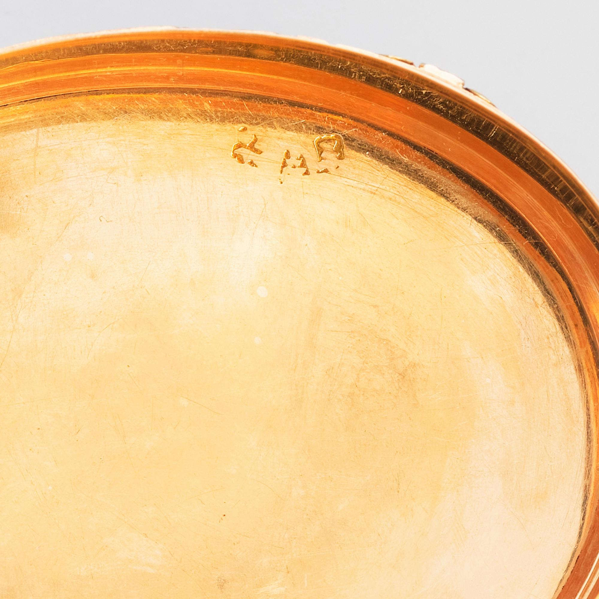 A late 18th century gold box en deux colour and enamel, possibly Hanau, Louis XVI.