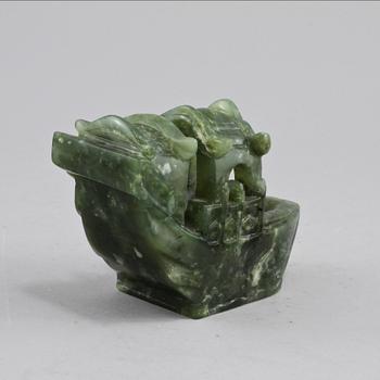 FIGURIN SAMT RING, jade, Kina, 1900-tal.
