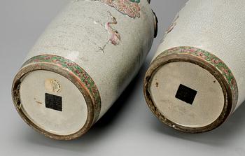 GOLVVASER, ett par, porslin, Kina, 1900-tal.