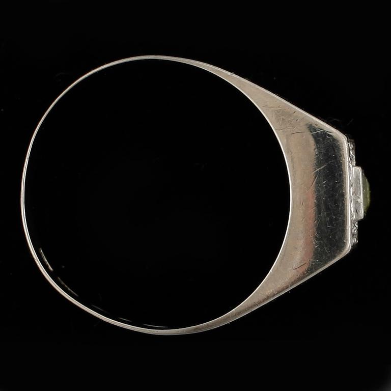 RING, vitguld, briljantslipade diamanter samt peridot. Tot vikt 4 gram.