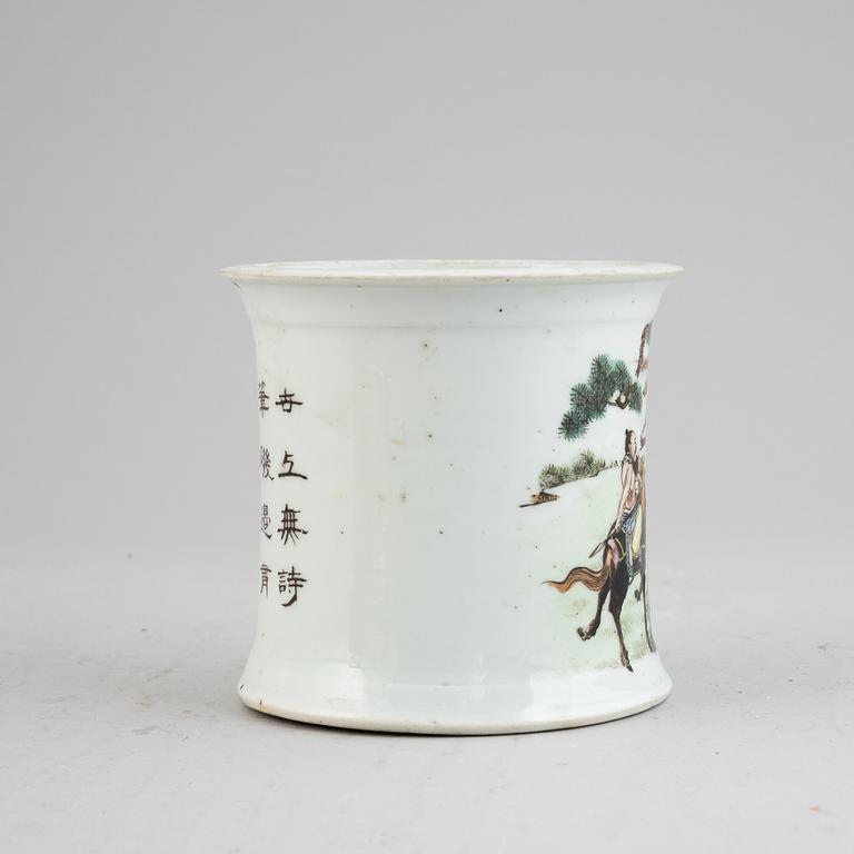 A Chinese porcelain brush pot, 20th century.