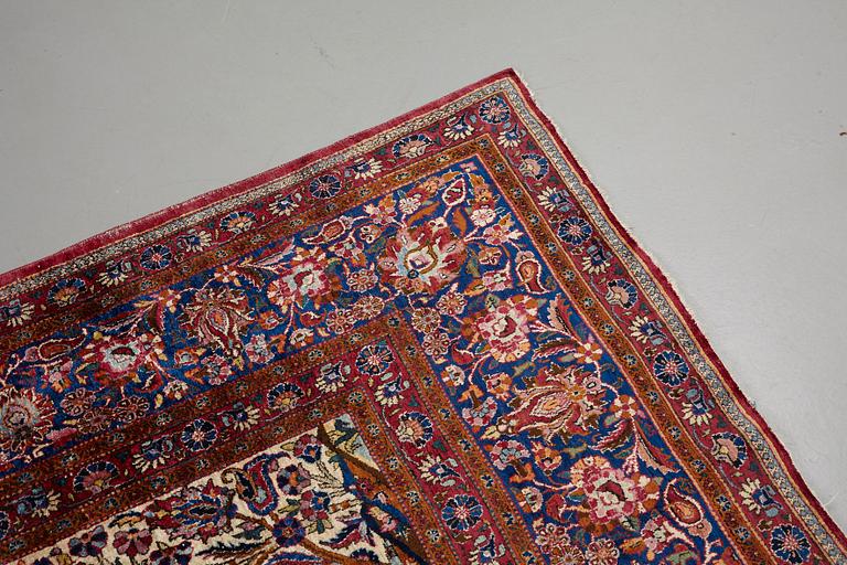 A carpet, a semi-antique silk Kashan, ca 317 x 207-210,5 cm.