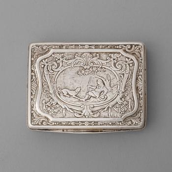 180. Snusdosa, otydliga stämplar, silver, Frankrike 1700-talets förra hälft, senbarock.