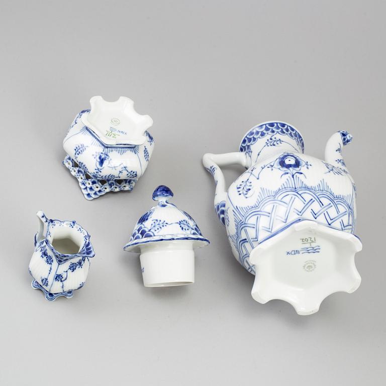 ROYAL COPENHAGEN, kaffeservis, 18 delar, porslin. "Musselmalet", Danmark.