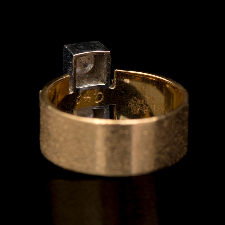 A BJÖRN WECKSTRÖM RING, "Diamond bridge", brilliant cut diamonds, 18K gold. Lapponia 1969.