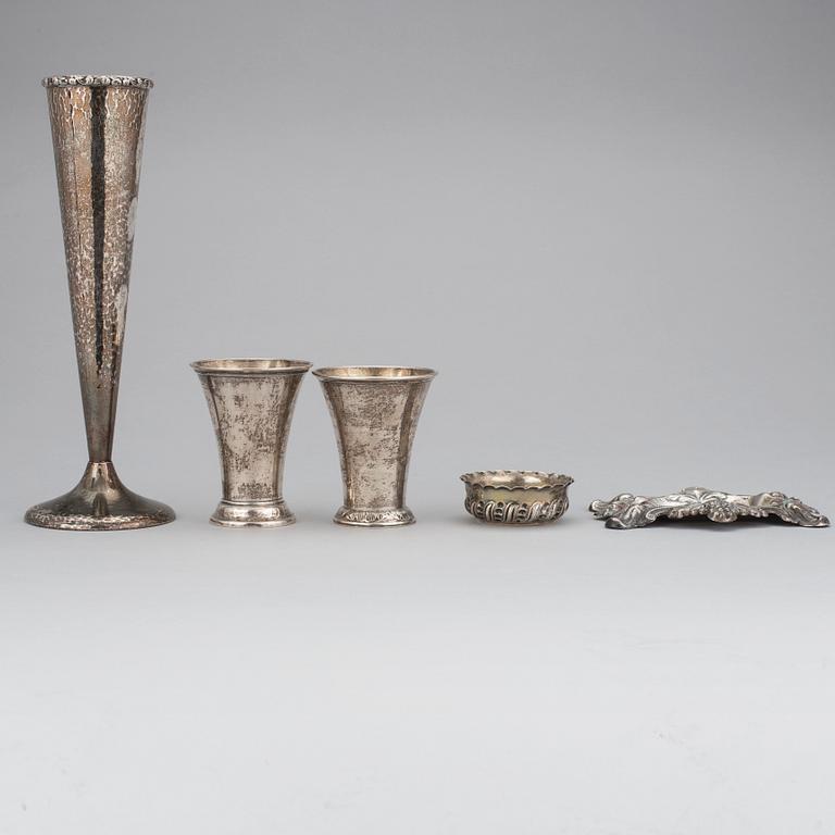 PARTI SILVER, 5 delar, silver, bland annat en vas av K Anderson, Stockholm, 1928. 1900-tal. Vikt ca 300 g.