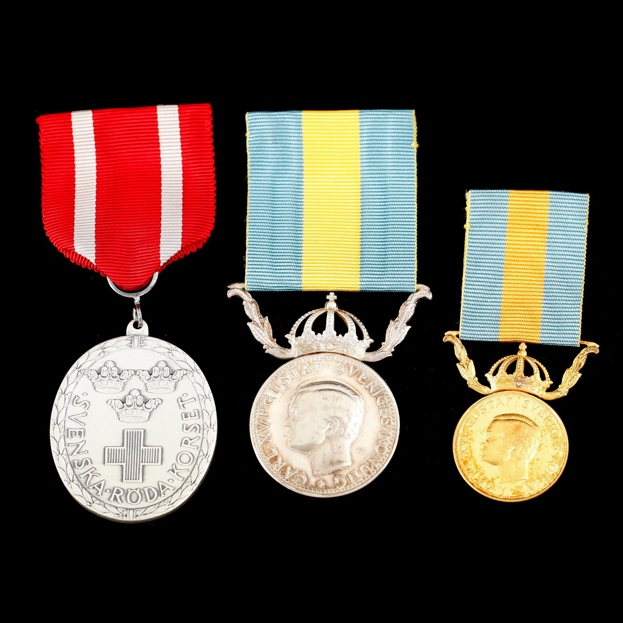 MEDALJER, 3 st, silver, varav en förgylld. Vikt ca 57 gram.