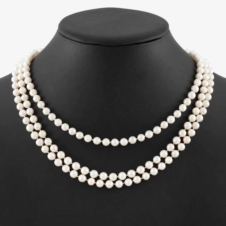 Pearl necklace, three strands of cultured pearls, clasp in gold set with baguette and brilliant-cut diamonds.