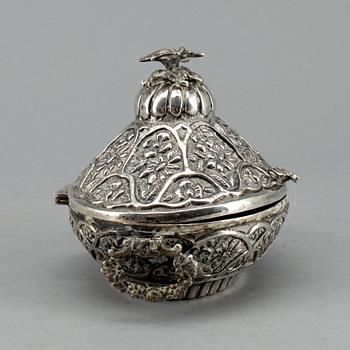 SKÅL MED LOCK, silver, troligen mellanöstern. Vikt ca 375 g.