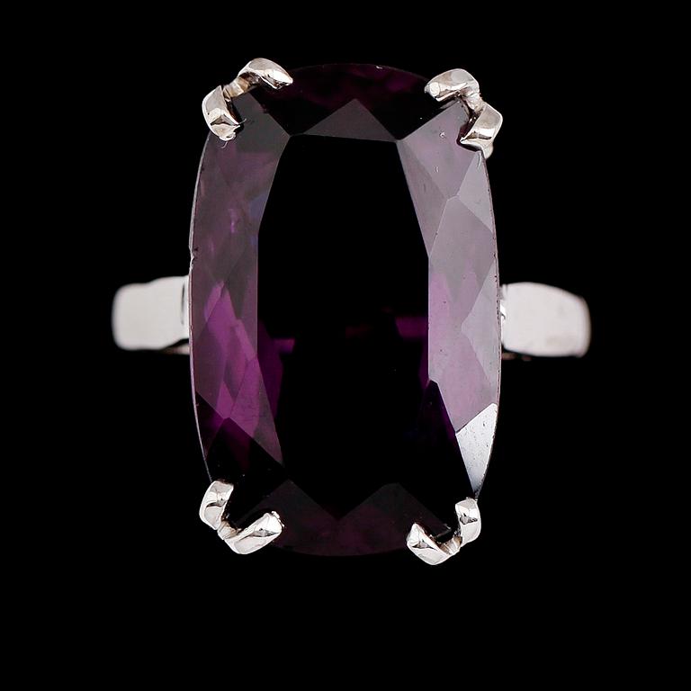 RING, silver, med ametist.
