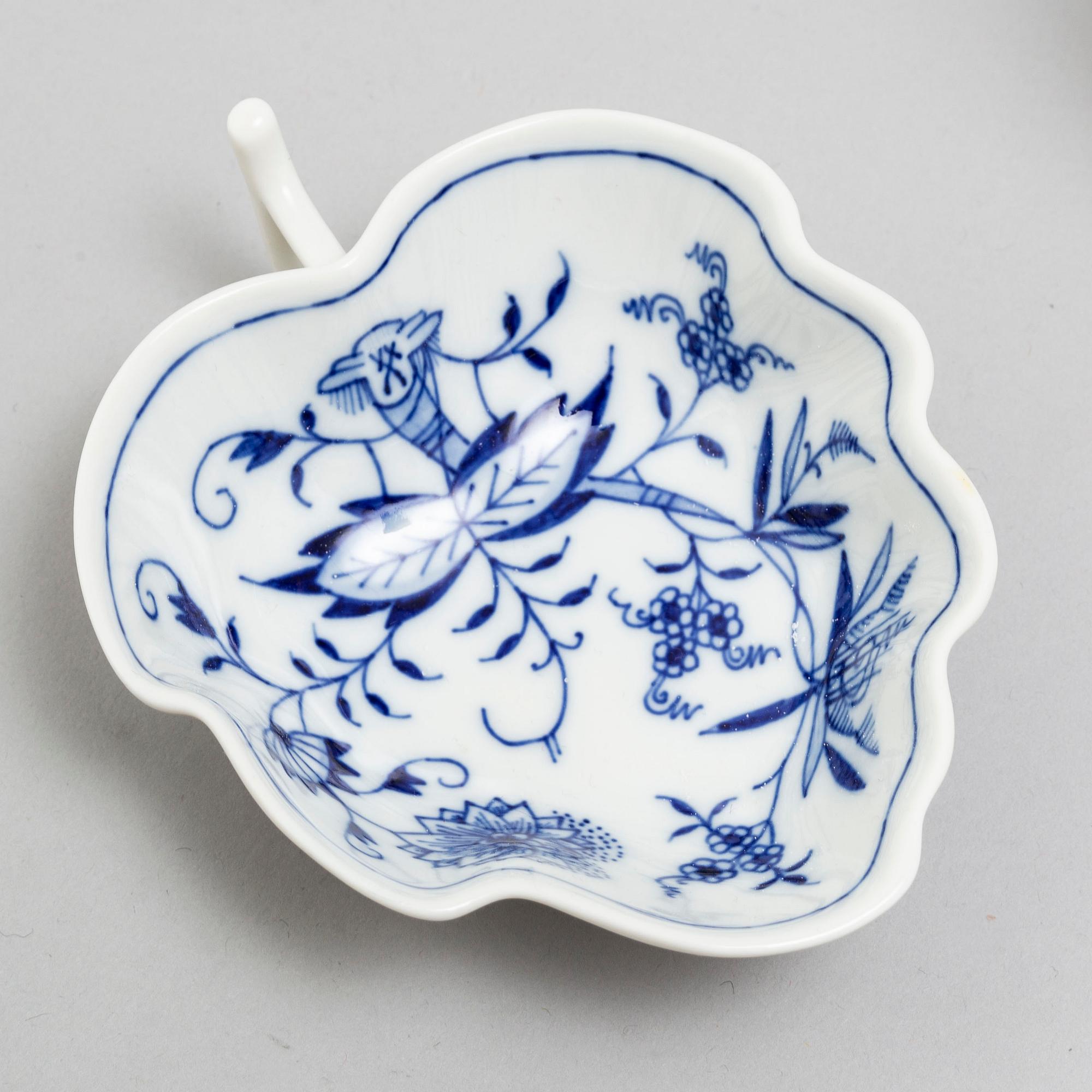 A Meissen part 'Blue Onion' coffee and dinner porcelain service, Germany, 20th century (33 pieces).