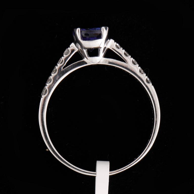 RING, 18k vitguld med tanzanit 0,70ct och diamanter tot 0,20ct. Vikt ca 3,16 gram.