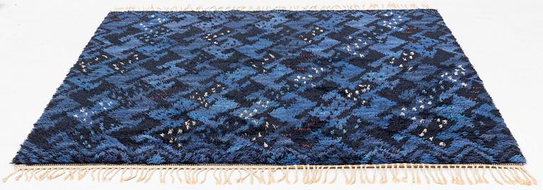 Ann-Mari Forsberg, matta, "Kråkan blå", rya, ca 205 x 203 cm, signerad AB MMF AMF.