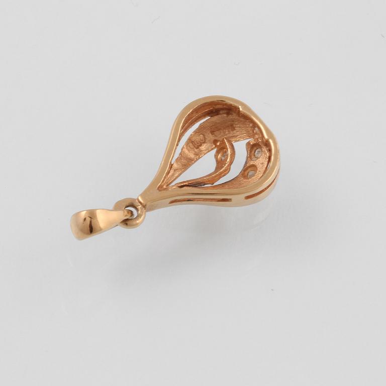 HÄNGE, 18K guld med 3 åttkantslipade diamanter, kattfotstämplat. Vikt 1,4 gram.